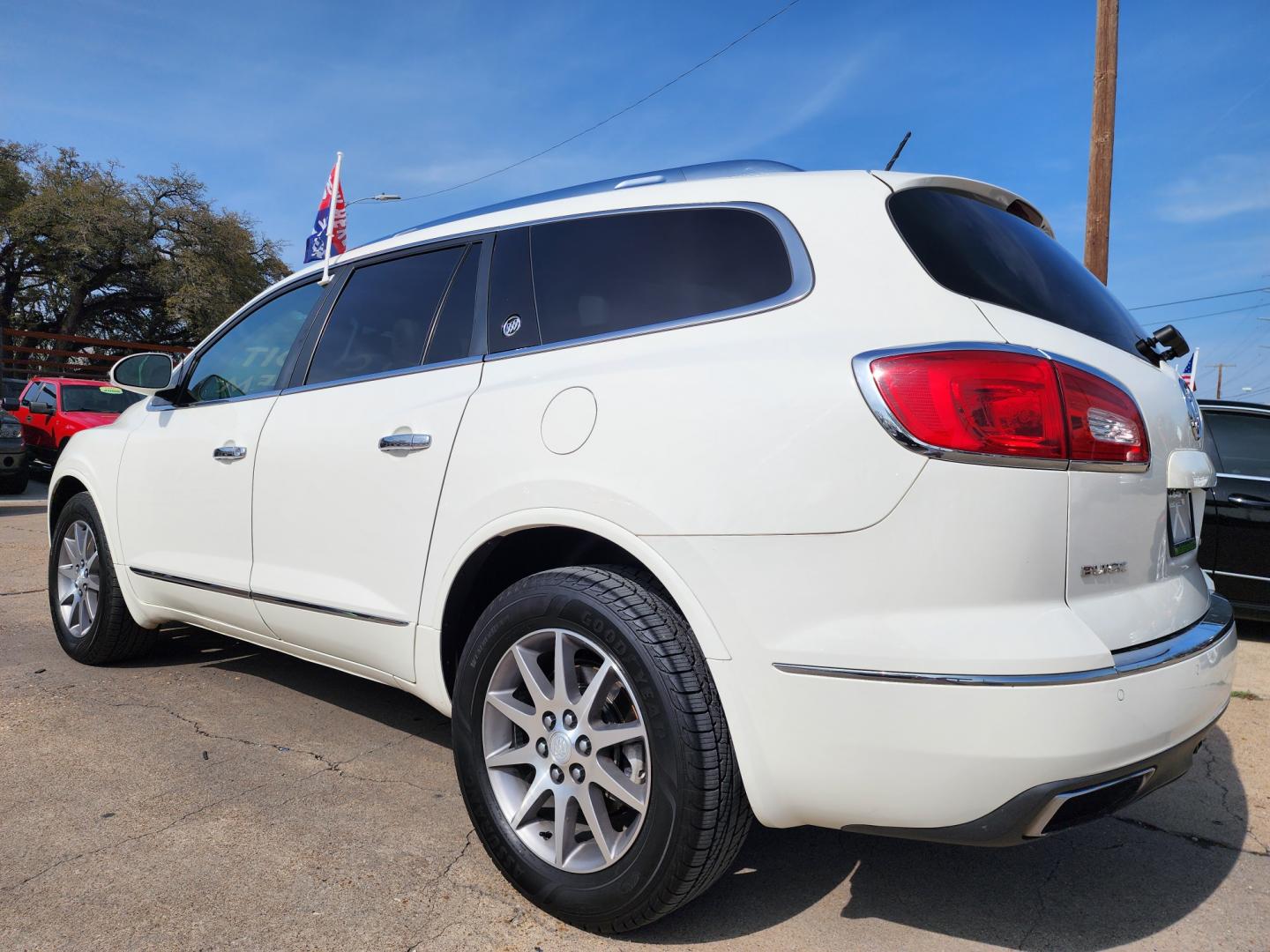 2014 WHITE Buick Enclave Leather (5GAKRBKD2EJ) with an 3.6L V6 DOHC 24V engine, 6-Speed Automatic Overdrive transmission, located at 2660 S.Garland Avenue, Garland, TX, 75041, (469) 298-3118, 32.885387, -96.656776 - Photo#5